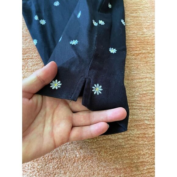 BRIGGS NEW YORK Wm's Capri Pants Black W/Embroidered Daisy Design Size 10P - Picture 7 of 7